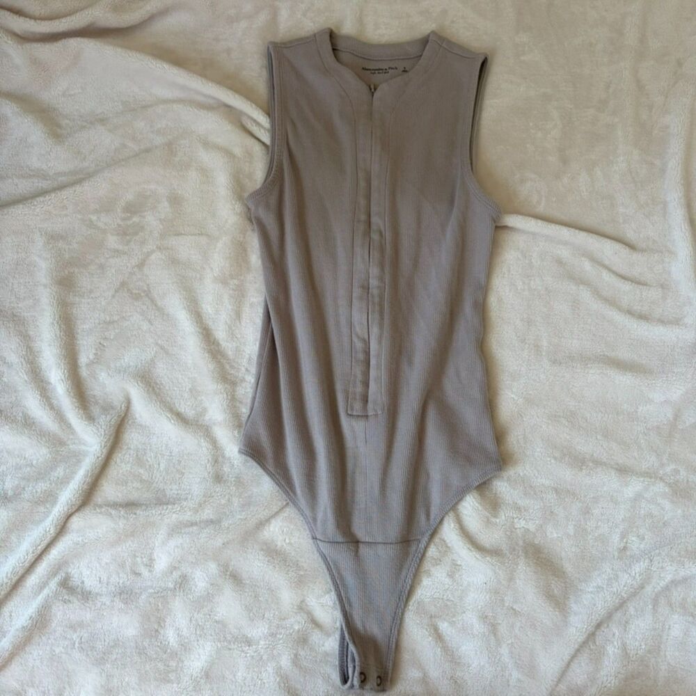 Abercrombie & Fitch Soft AF Rib Zip-Front Bodysuit Size Small Taupe Gray